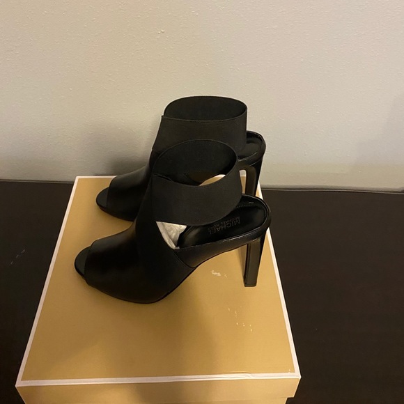 Authentic Michael Kors open toe booty- size 6.5 - Picture 2 of 2